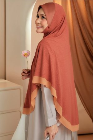 03_SINGLE WEB B_1000x1500_DAPHNE 10-42